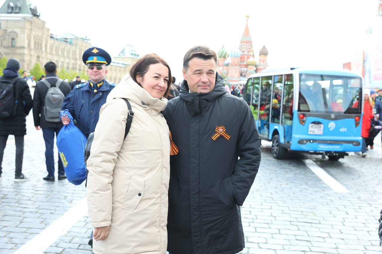 Андрей Воробьев вместе семьей Героя России посетил Парад Победы
