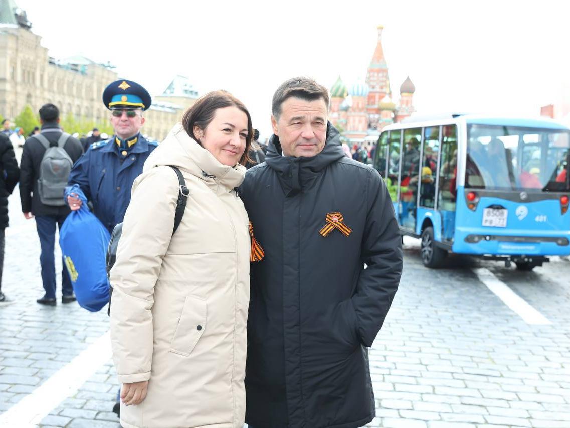 Андрей Воробьев вместе семьей Героя России посетил Парад Победы