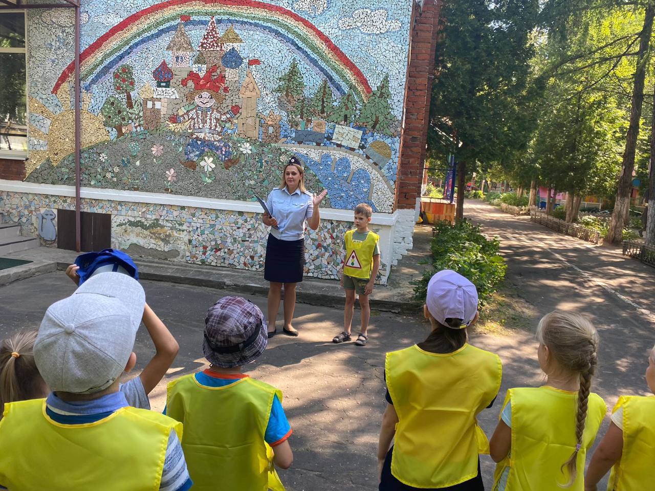 5 августа 2022 года в МАДОУ ЦРР детском саду №14 «Подснежник» прошел праздник, посвященный «Международному дню светофора».
