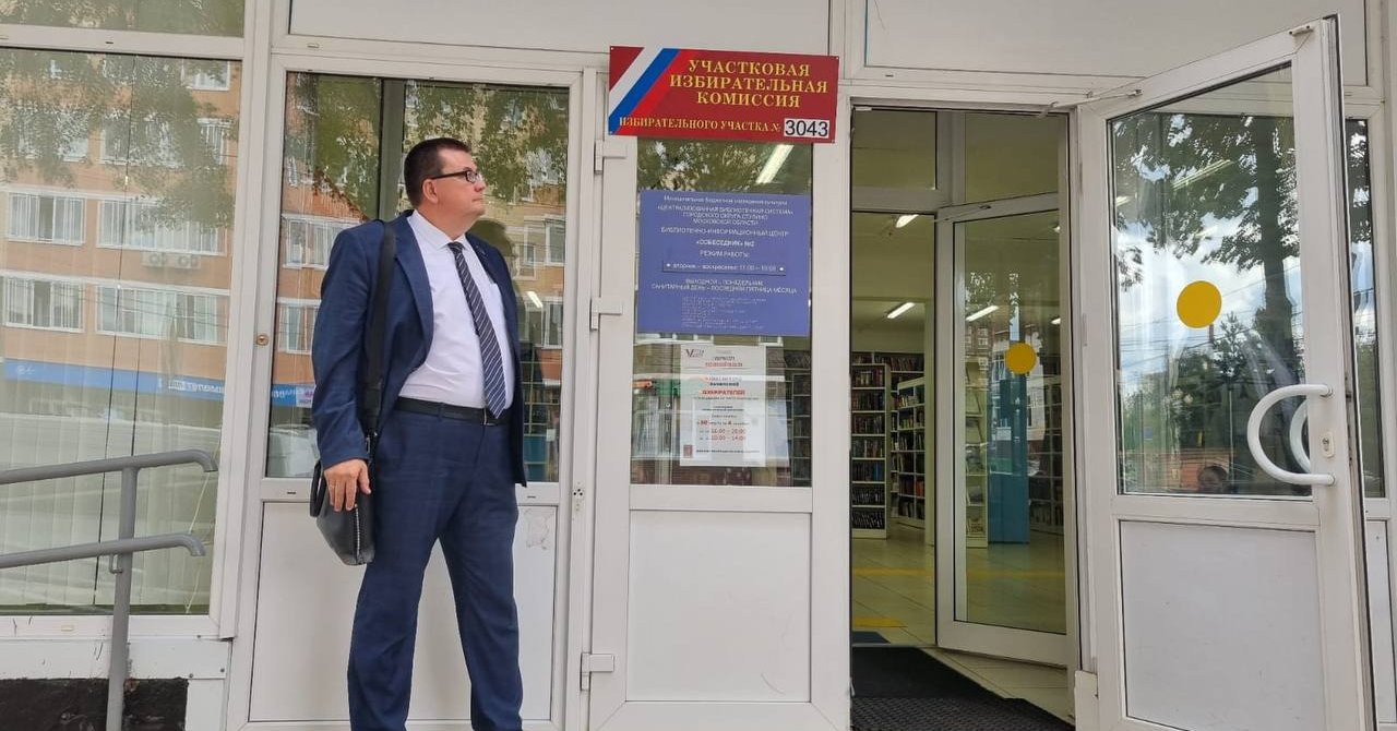 Несколько избирательных участков. Оборудование избирательного участка. Несколько избирательных участков. Кабины для голосования на выборах. Несколько избирательных участков.