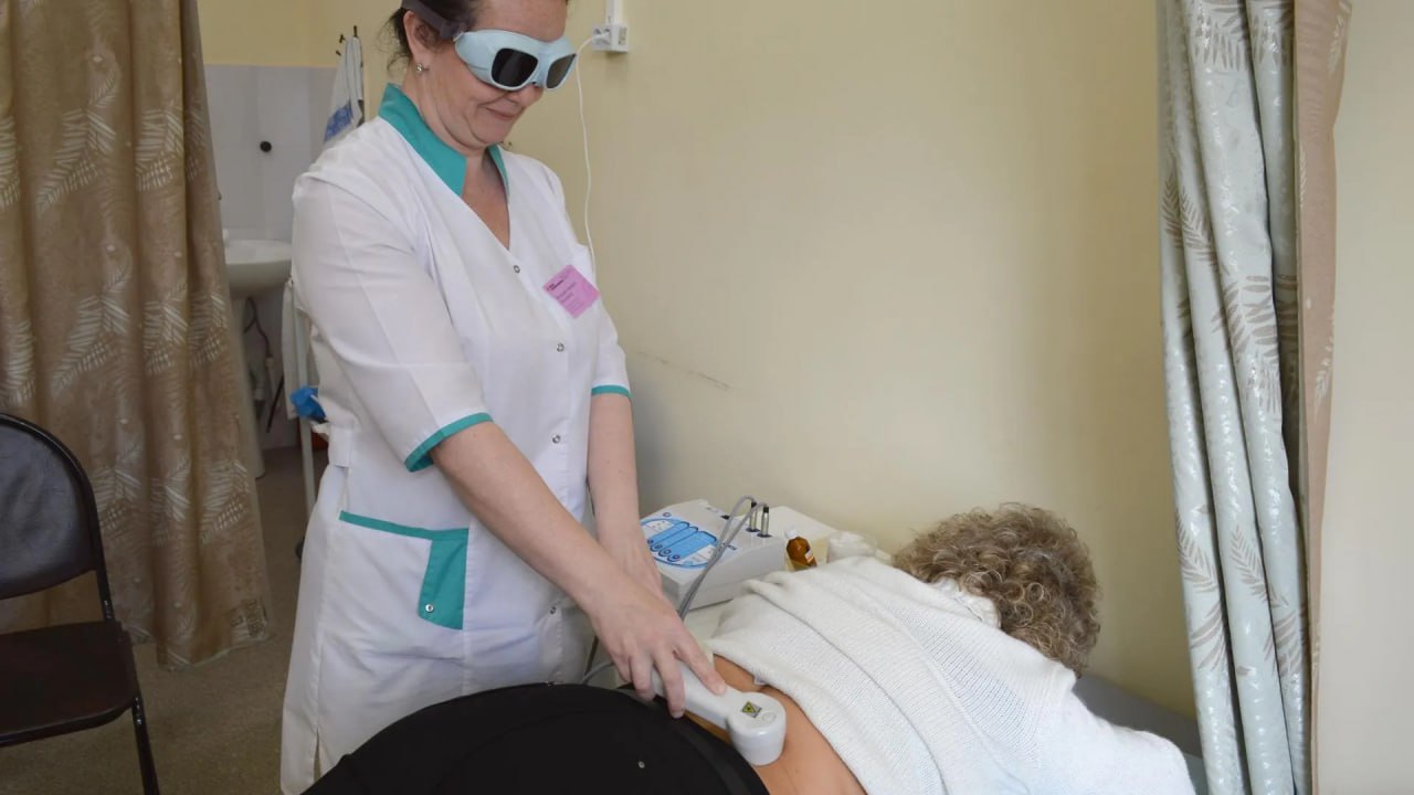 Аппарат для магнитно-лазерной терапии подарило ступинской больнице предприятие «Аэросила»