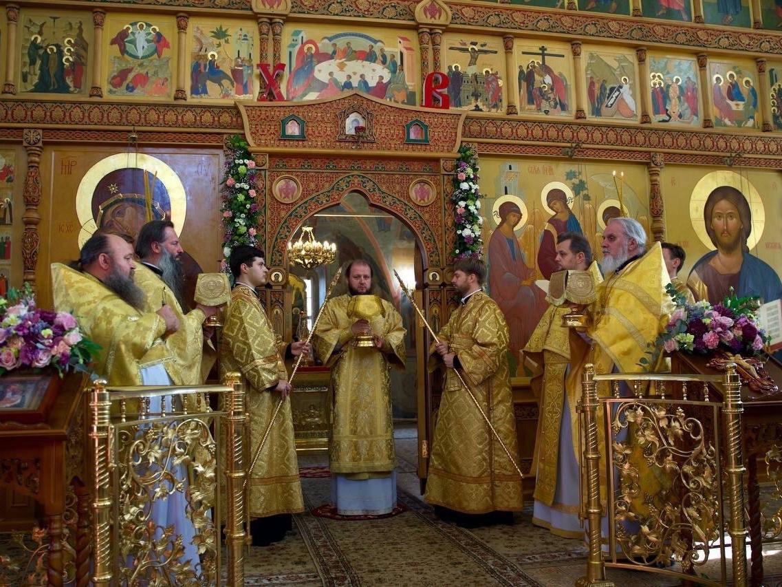 архиепископ Подольский и Люберецкий Аксий совершил Божественную литургию в Троицком соборе