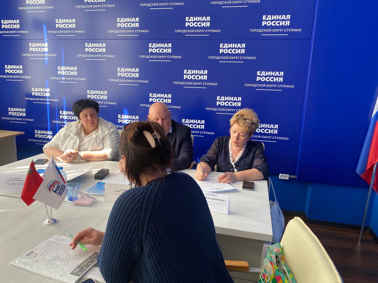 Депутаты окружного Совета депутатов Анна Россихина и Юрий Кинякин провели прием жителей округа1604