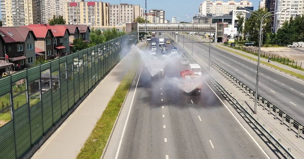 Жаркая погода дорога. Поливание дорог. Поливка улиц. Поливка и мойка дорог. Поливка дорог водой.