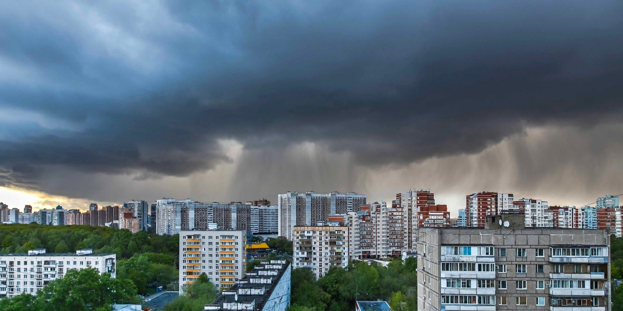 На москву надвигается ливень. Гроза в Москве 15 июня 2021. Гроза в Москве 2017. Сильный ураган в Москве 2021. Шквалистый ветер и град в Москве.