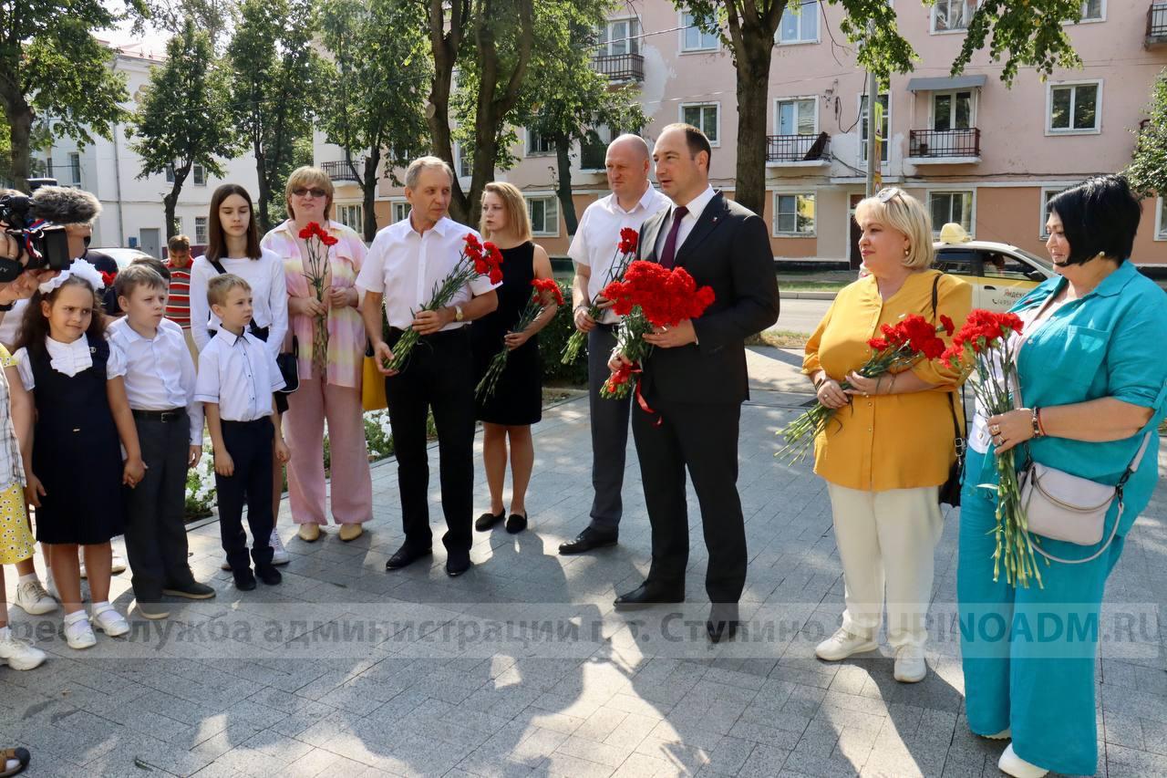 Глава городского округа Ступино, секретарь местного отделения партии  «Единая Россия» Сергей Мужальских возложил цветы в сквере Н.И. Новикова в  знак благодарности великому земляку / Администрация городского округа  Ступино