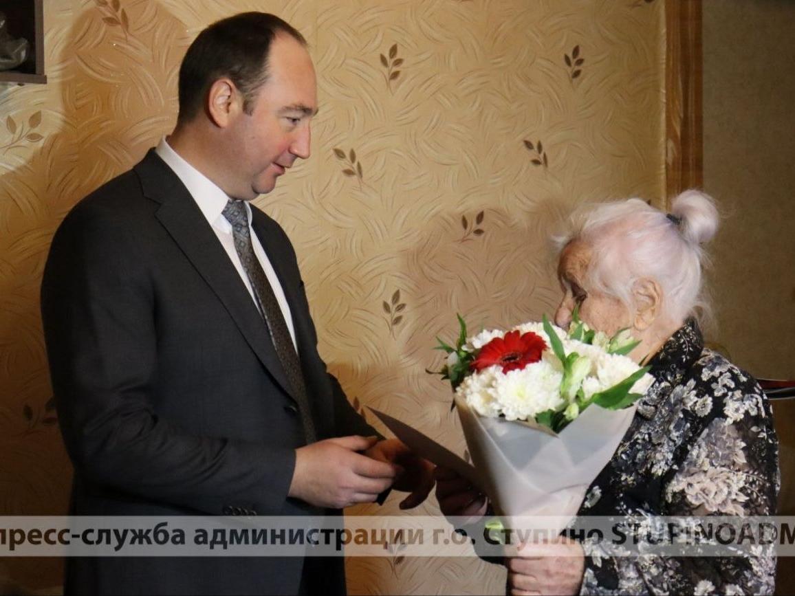 Глава городского округа Ступино Сергей Мужальских поздравил с юбилеем ветерана труда.