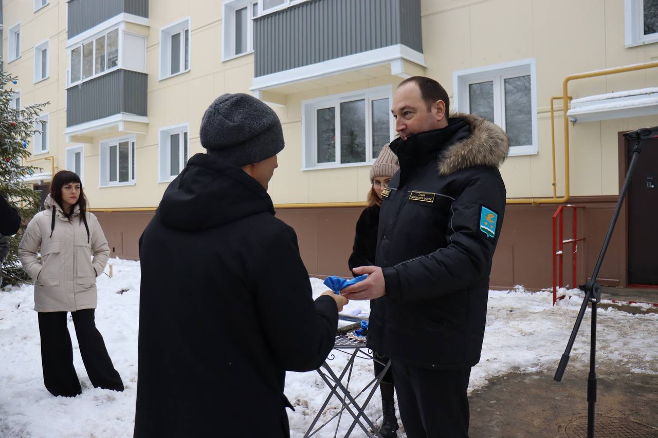 Глава городского округа Ступино Сергей Мужальских вручил ключи жильцам дома,  разрушенного в результате хлопка бытового газа. ⁣ / Администрация городского  округа Ступино