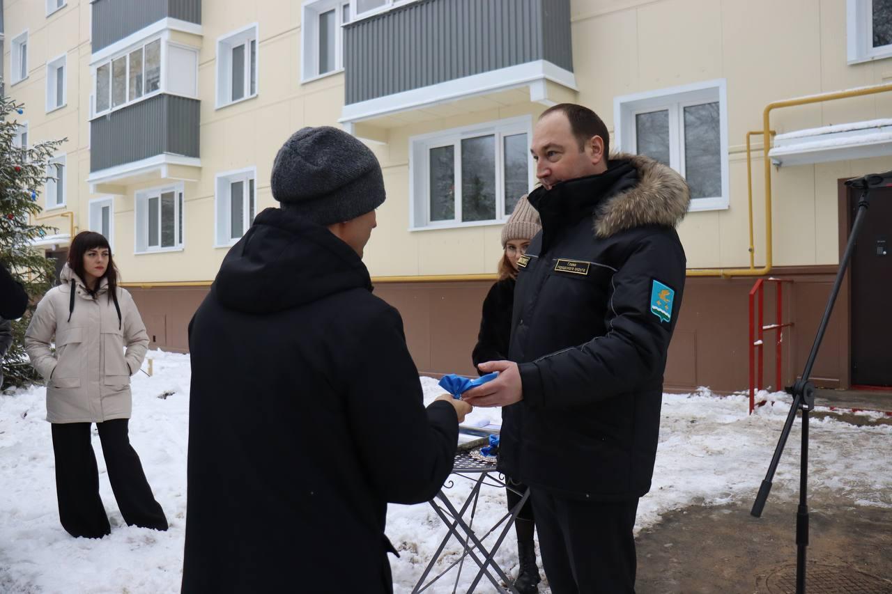 Глава городского округа Ступино Сергей Мужальских вручил ключи жильцам дома,  разрушенного в результате хлопка бытового газа. ⁣ / Администрация  городского округа Ступино