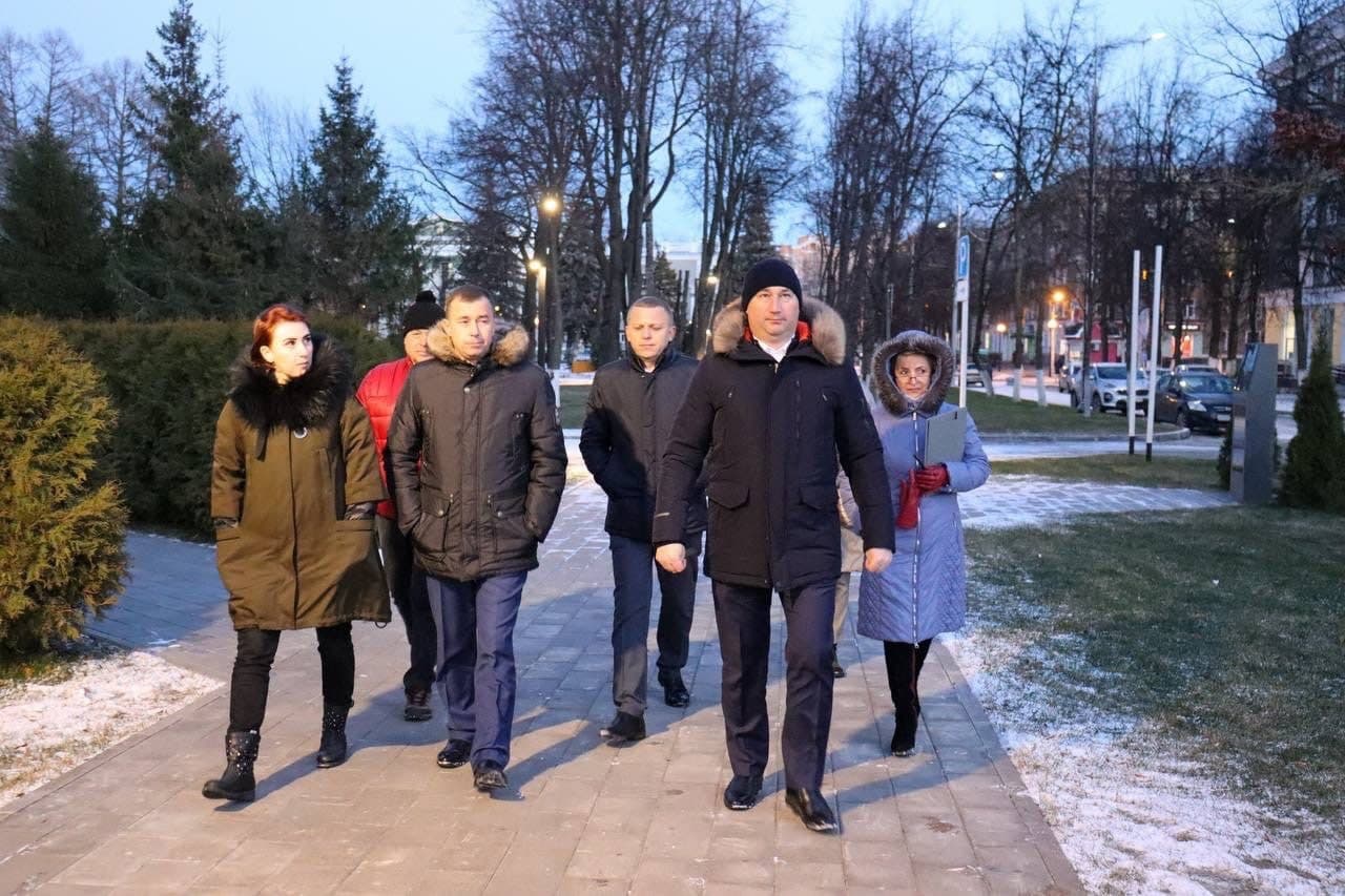 Глава муниципалитета совместно с профильными заместителями провел пеший обход территории города