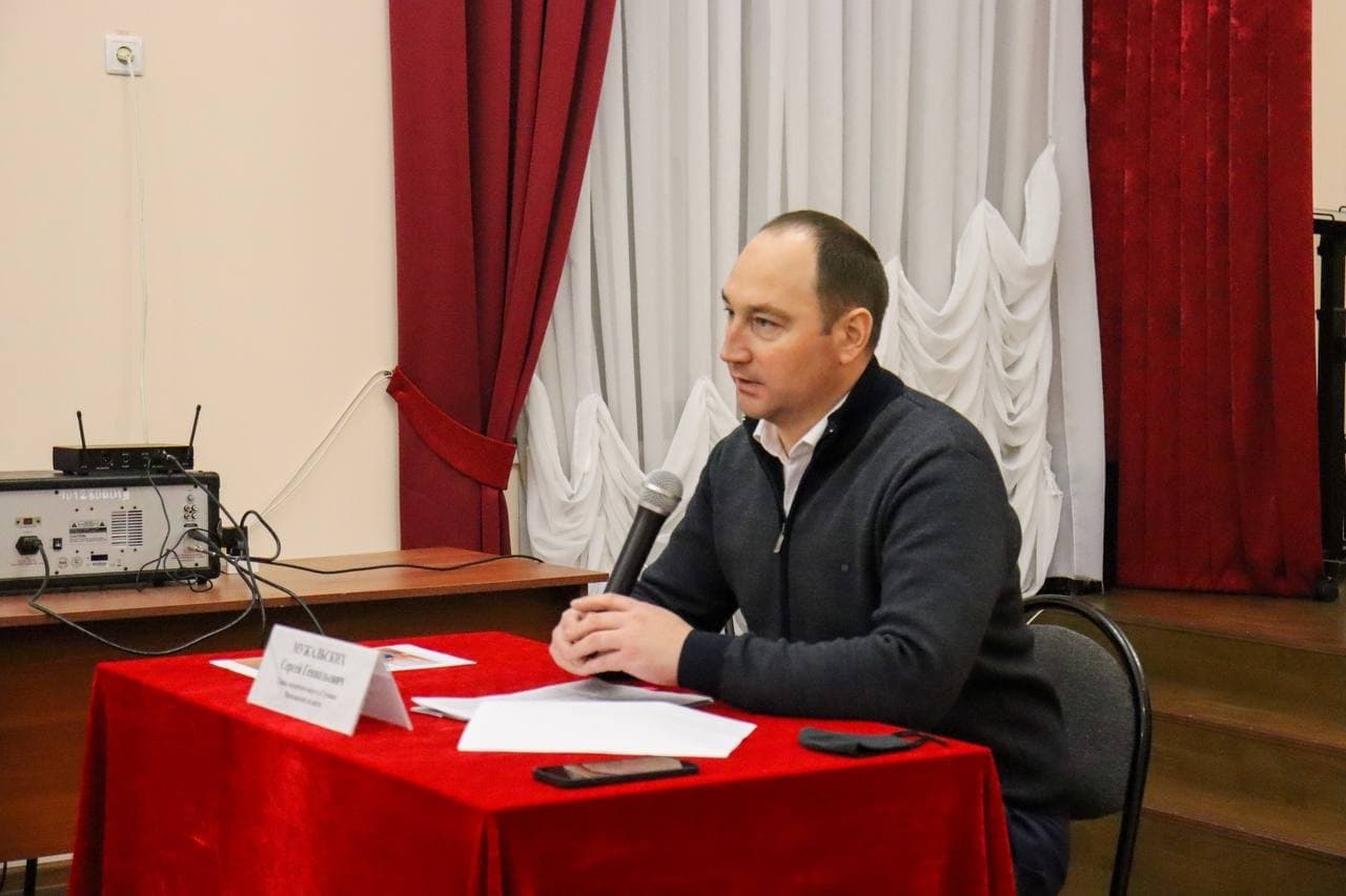 Глава округа провёл встречу с жителями аварийных домов в Михнево