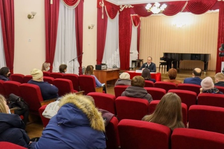 Глава округа провёл встречу с жителями аварийных домов в Михнево1