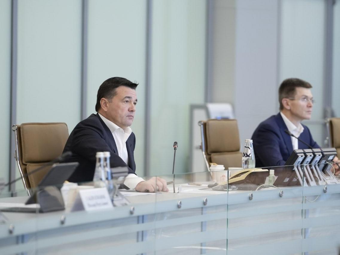 Губернатор Андрей Воробьев в ходе совещания с областным правительством и главами муниципалитетов поручил проконтролировать готовность к зиме дорожных служб. 
