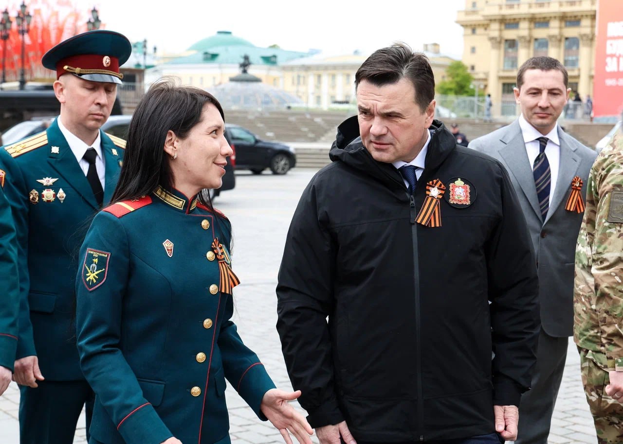 Губернатор Андрей Воробьев вместе с участниками СВО возложил цветы к Могиле Неизвестного Солдата в Александровском саду и к памятнику Маршалу Советского Союза Г.К. Жукову.