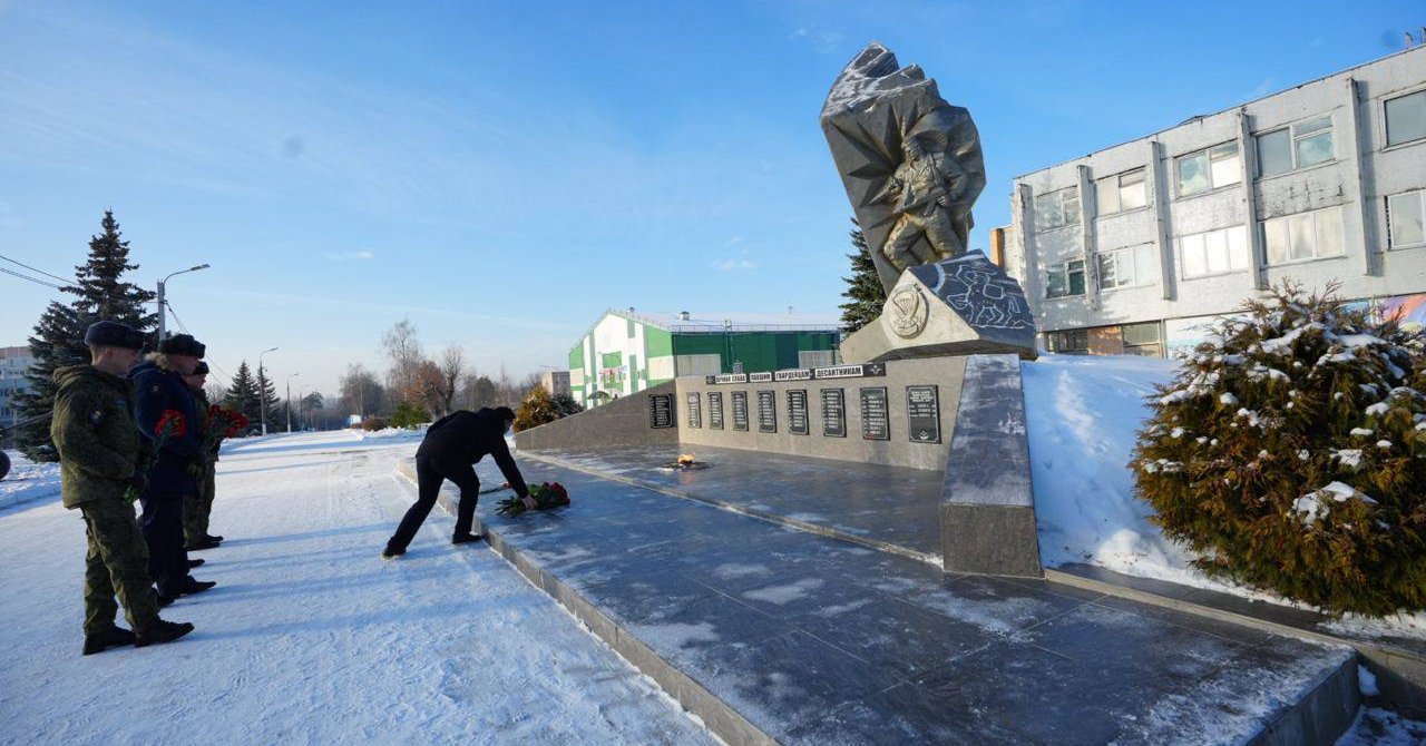 Губернатор возложил цветы к памятнику десантникам в Наро-Фоминске /  Администрация городского округа Ступино