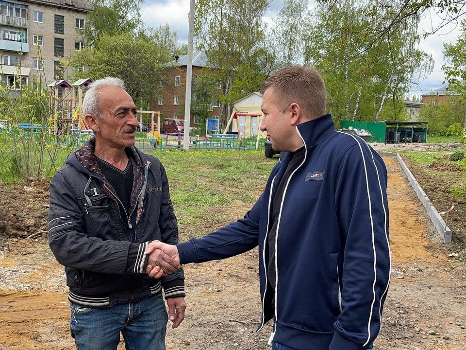 Иван Осадчев, депутат, координатор проекта Безопасные дороги в муниципалитете, провел мониторинг ямочного ремонта05