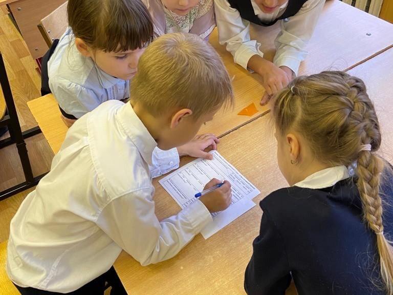 21 октября во 2 классе Большеалексеевской школы прошла квест-игра «Знатоки ПДД».