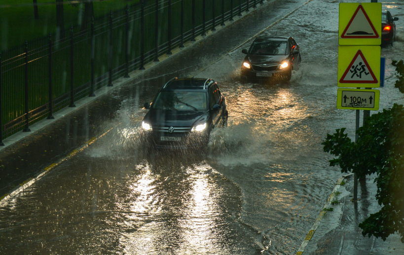 Минтранс Подмосковья призывает автомобилистов быть аккуратными за рулём из-за сильного дождя