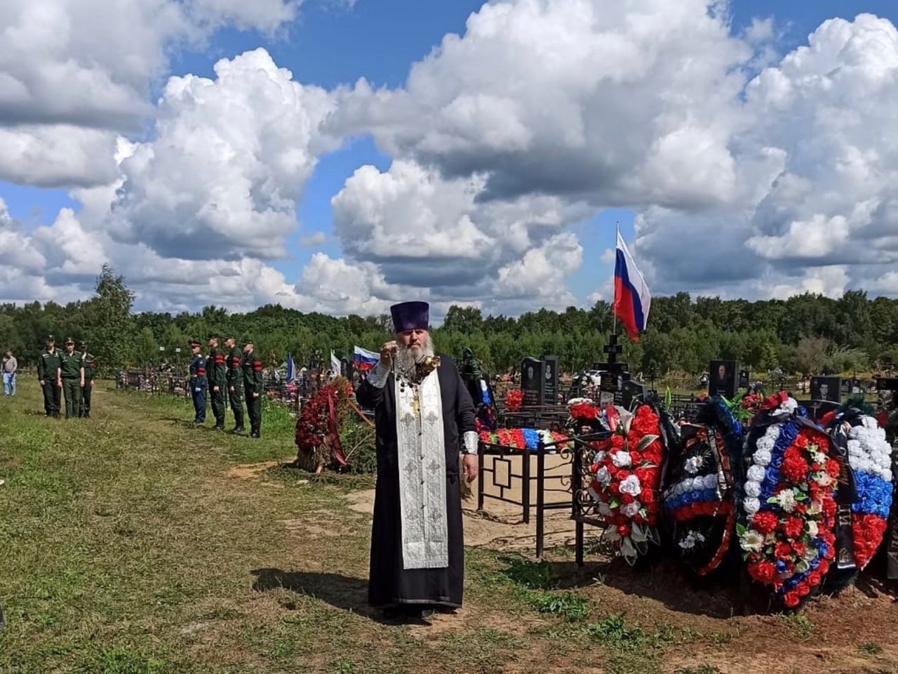 На кладбище в Старой Кашире городского округа Ступино состоялась торжественная панихида на «Аллее героев».1