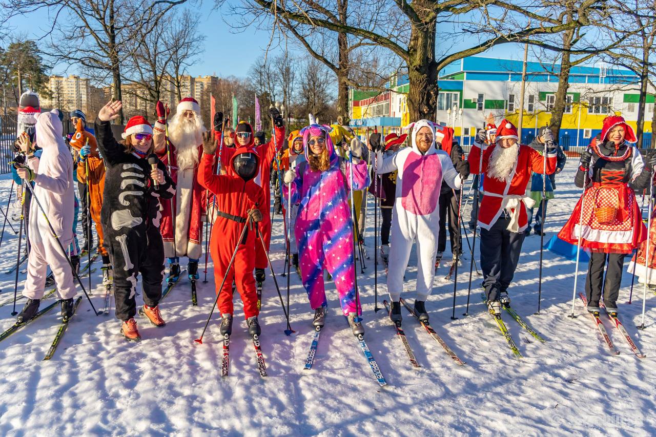 На лыжной трассе стадионa Металлург состоялся костюмированный заезд на лыжах «На спорте после Оливье»