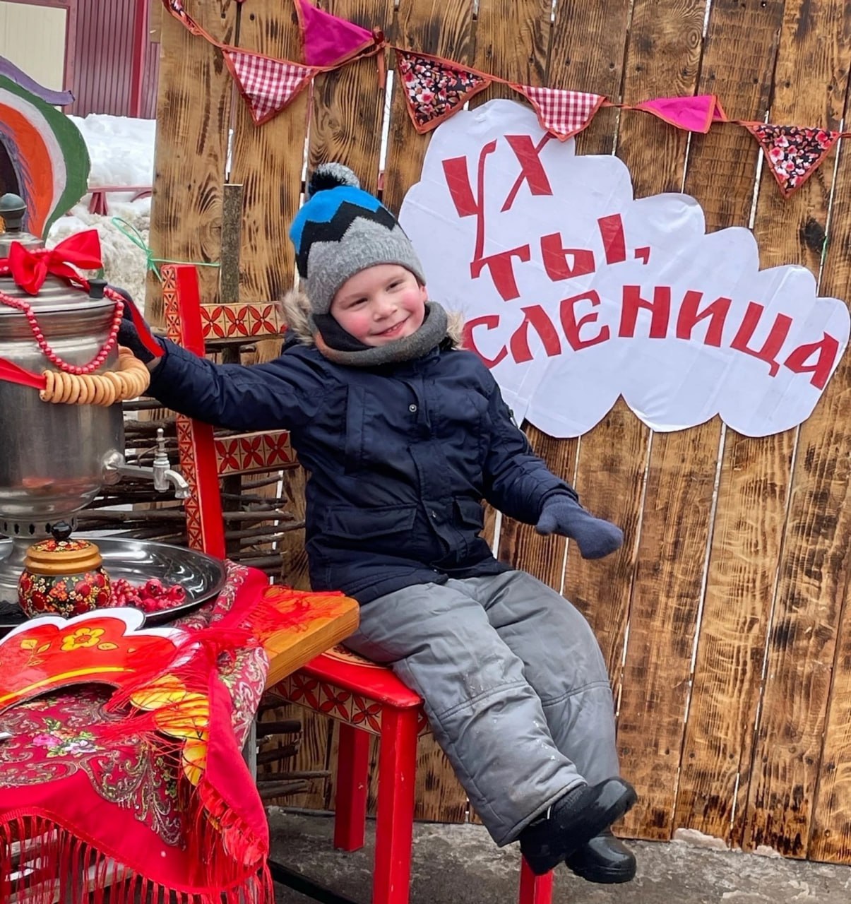 На площади Малинского Дома культуры развернулся народный праздник с  блинами, горячим чаем, песнями, играми и забавами. / Администрация  городского округа Ступино