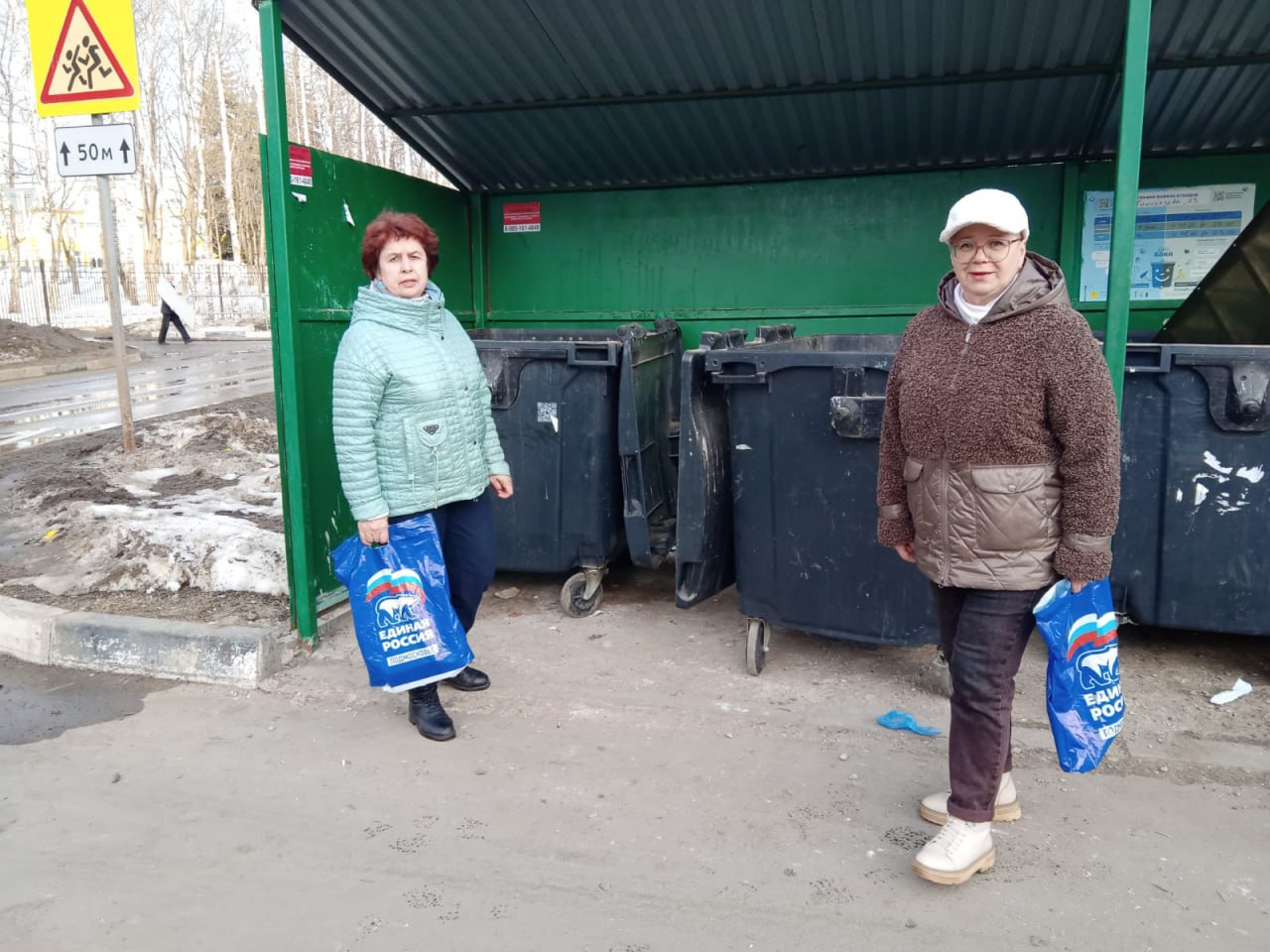 Партийцы провели мониторинг контейнерных площадок, расположенных на улице Тимирязева в Ступино.