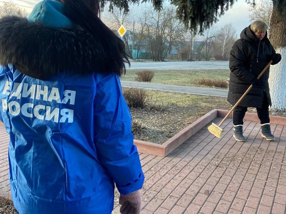 Партийцы в селе Аксиньино благоустроили памятник воинам, павшим в годы Великой Отечественной войны