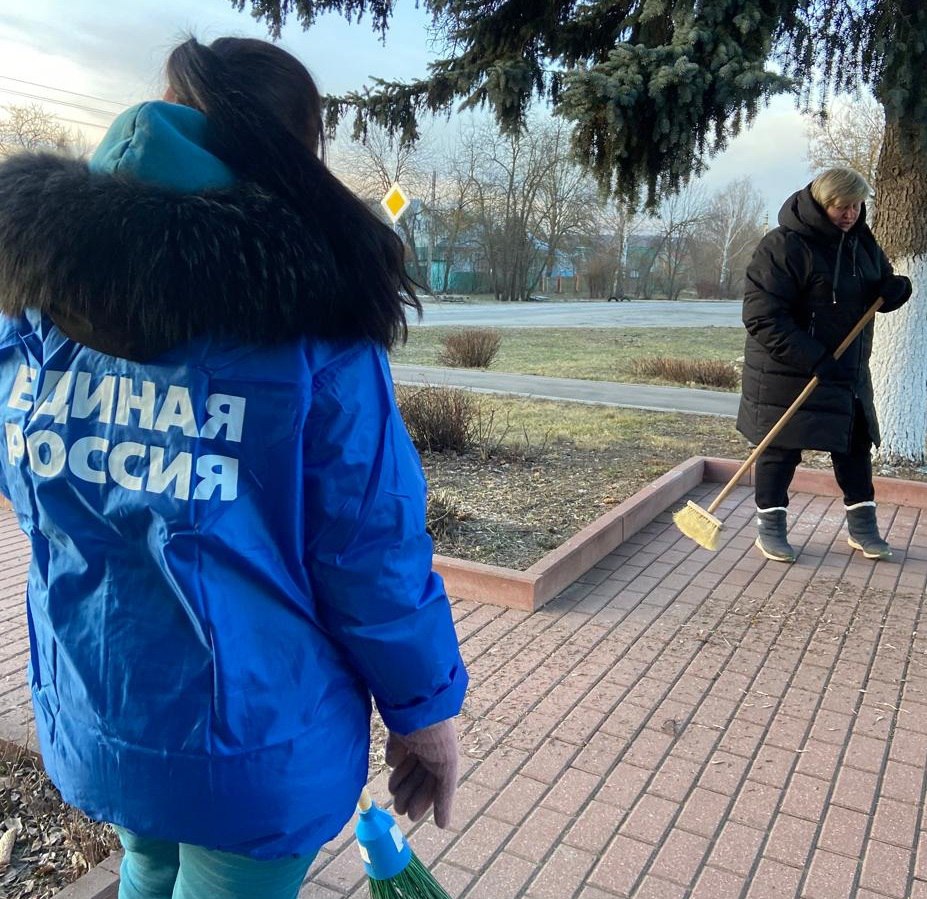 Партийцы в селе Аксиньино благоустроили памятник воинам, павшим в годы Великой Отечественной войны