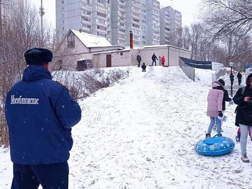 Помните о безопасности, катаясь с зимних горок.