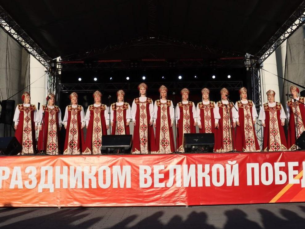 Праздничный концерт звучит на открытой сцене Дворца культуры.1