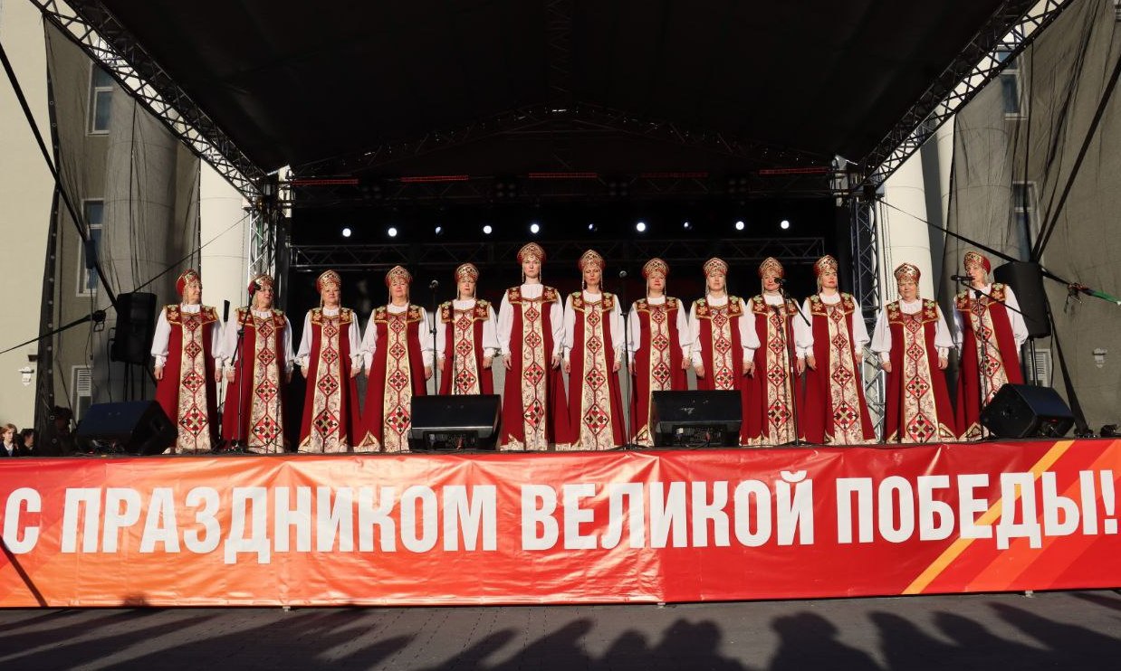 Праздничный концерт звучит на открытой сцене Дворца культуры.1