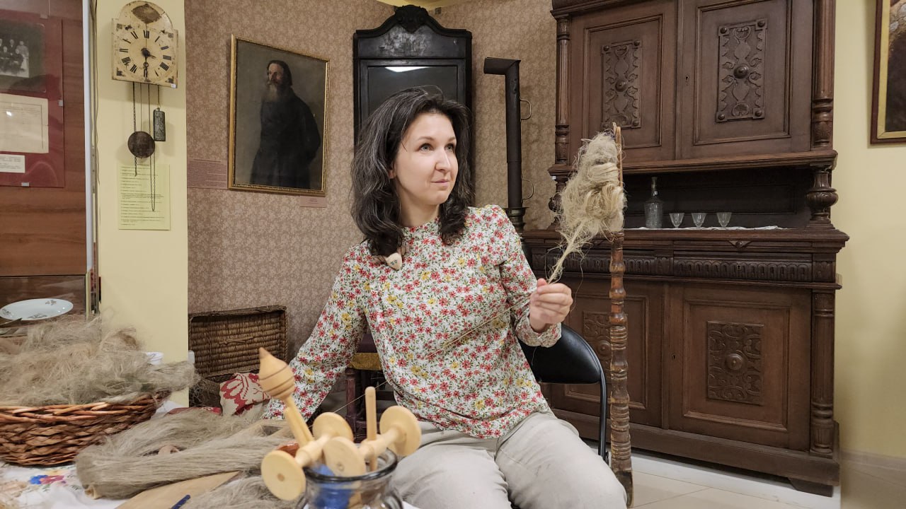 Прясть на веретене льняную нить научили посетителей музея в Ступино