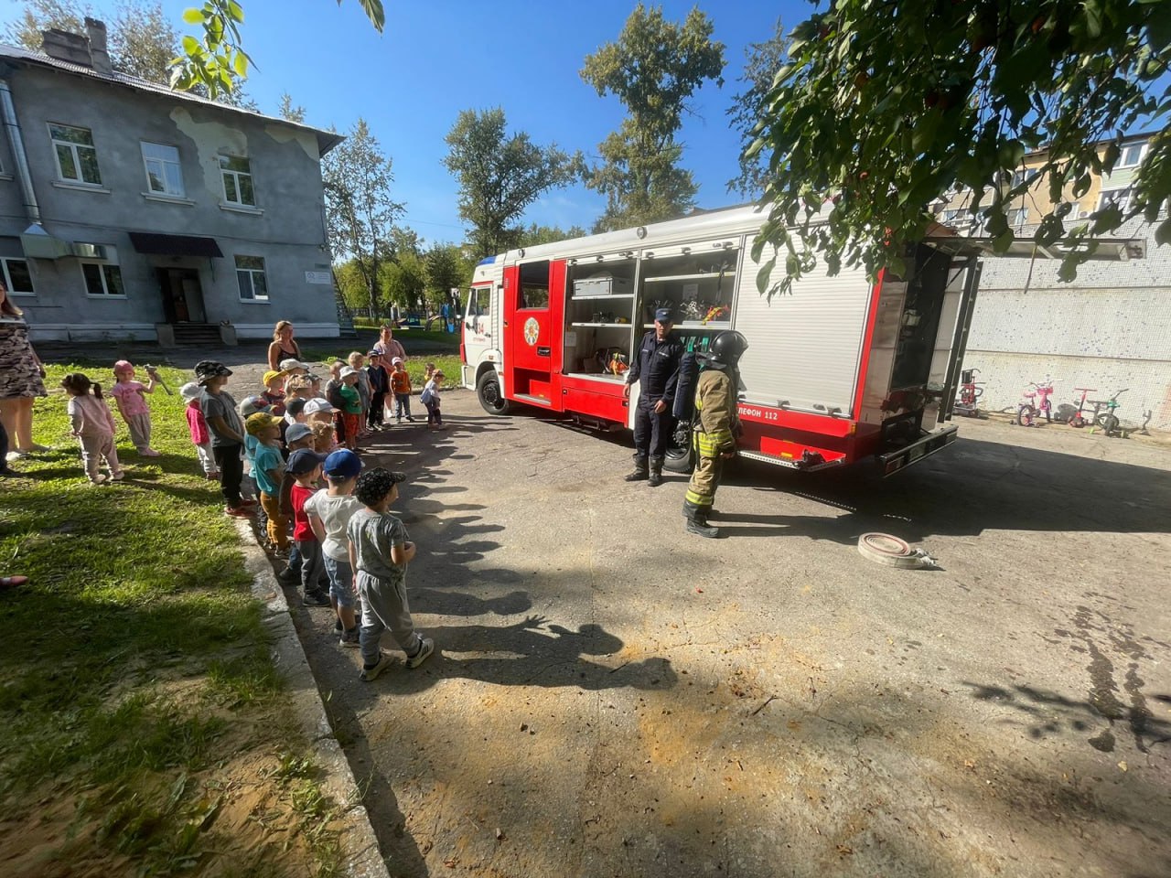 Работники 334-й и отдельного поста 269-й пожарно-спасательной части  территориального управления №13 Мособлпожспас провели открытый урок по  пожарной безопасности с детьми / Администрация городского округа Ступино