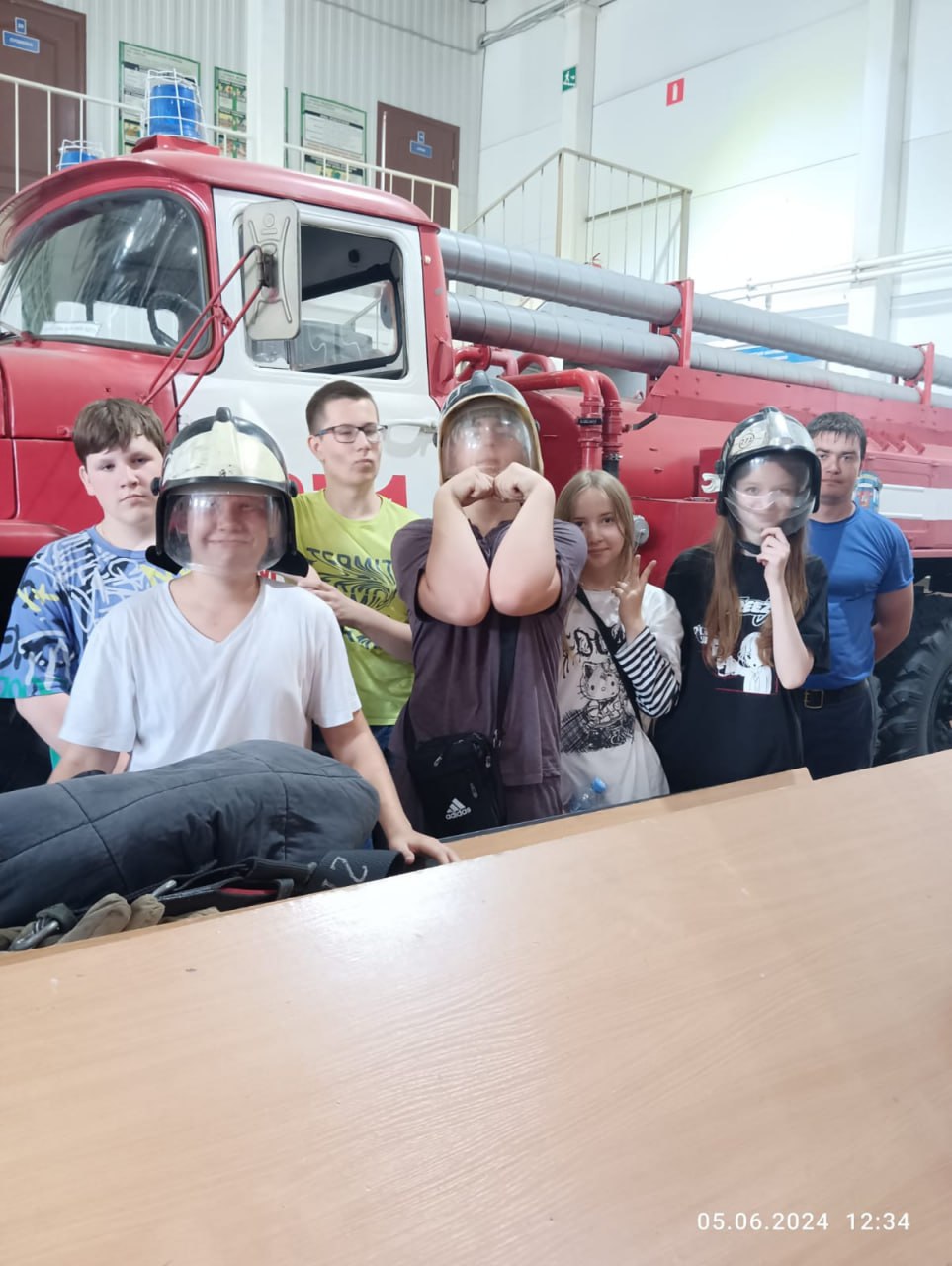Работники Мособлпожспаса провели экскурсии по пожарной части для детей в Ступино.