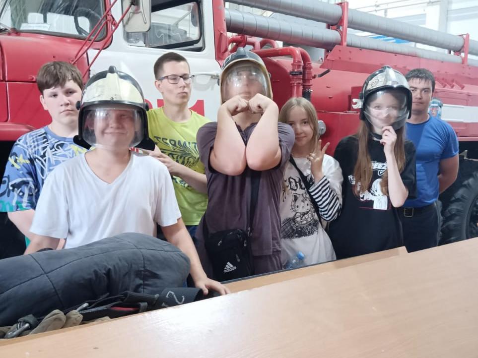 Работники Мособлпожспаса провели экскурсии по пожарной части для детей в Ступино.