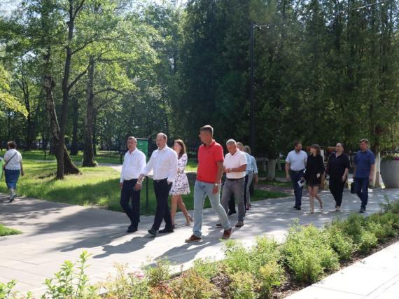 Руководитель муниципалитета Сергей Мужальских оценил качество содержания территории парка Островского2606