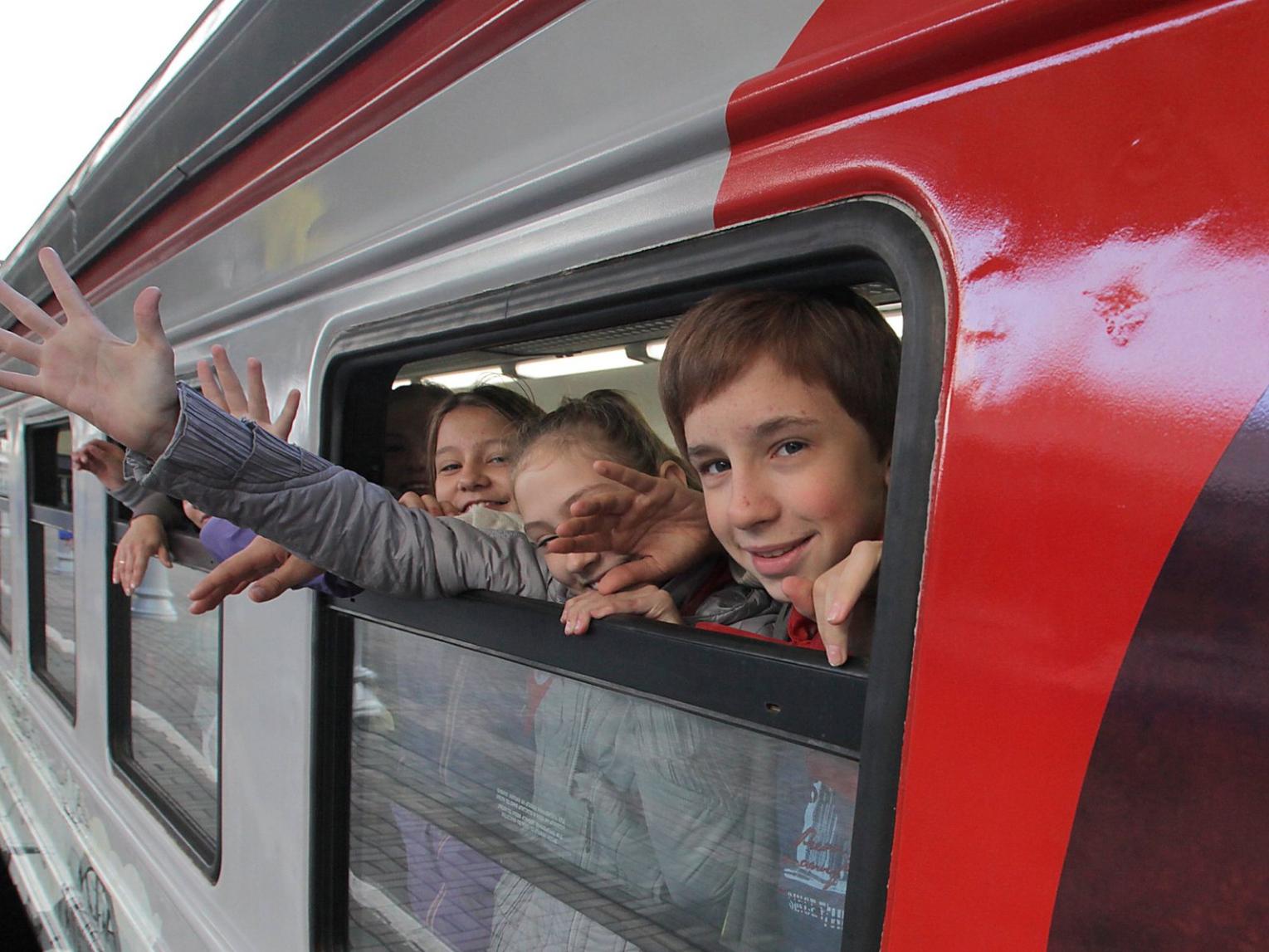 2023 год общения. Путешествие на поезде. Дети в электричке. Школьники в поезде. Путешествие с детьми на поезде.