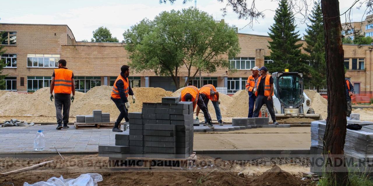 Сергей Мужальских проверил ход работ по благоустройству сквера на улице  Чайковского около дома №58 / Администрация городского округа Ступино