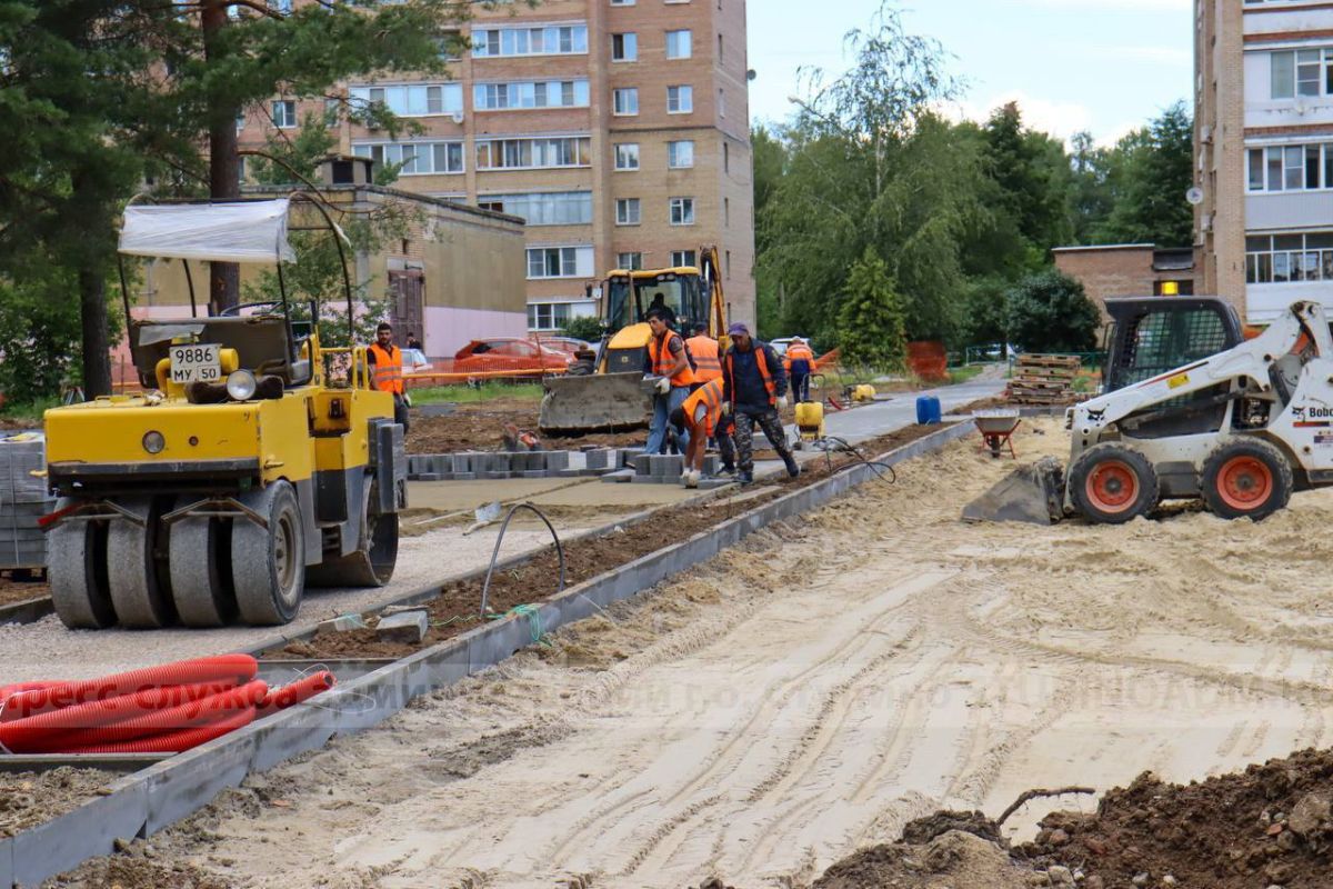 Сергей Мужальских проверил ход работ по благоустройству сквера на улице  Чайковского около дома №58 / Администрация городского округа Ступино