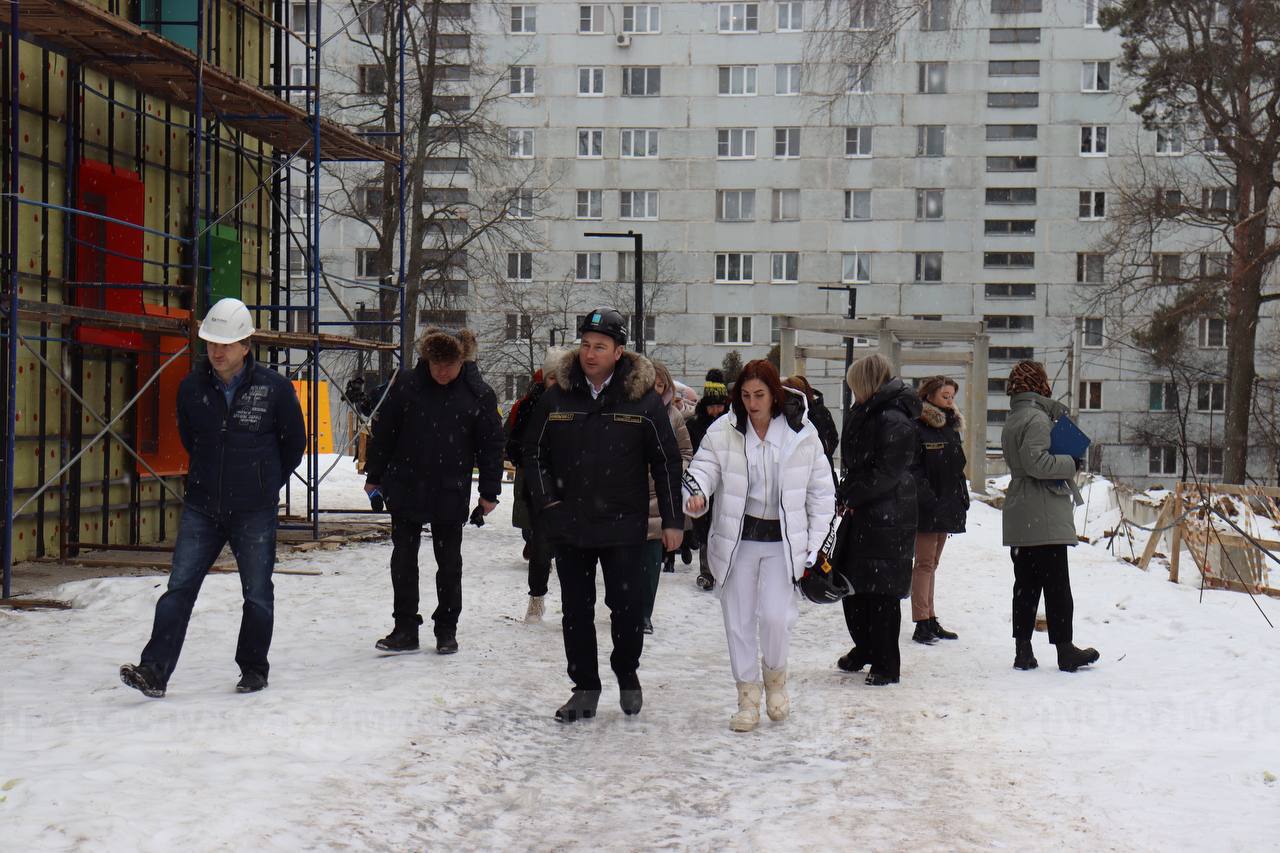 Сергей Мужальских вместе с общественностью проверил ход строительства детского сада в микрорайоне Дубки