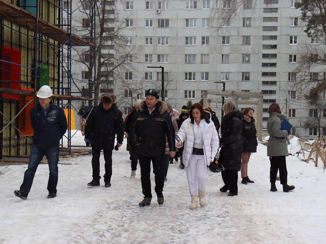 Сергей Мужальских вместе с общественностью проверил ход строительства детского сада в микрорайоне Дубки
