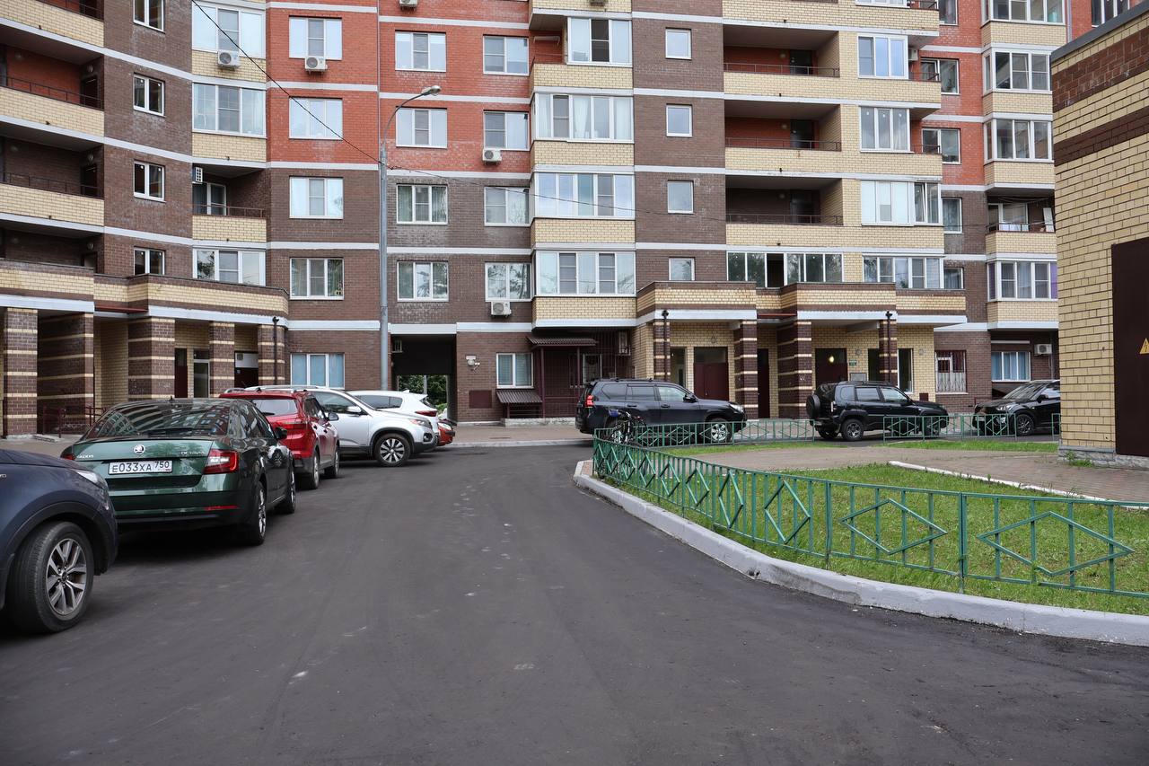 Шесть дворовых территорий асфальтируют большими картами в Ступино