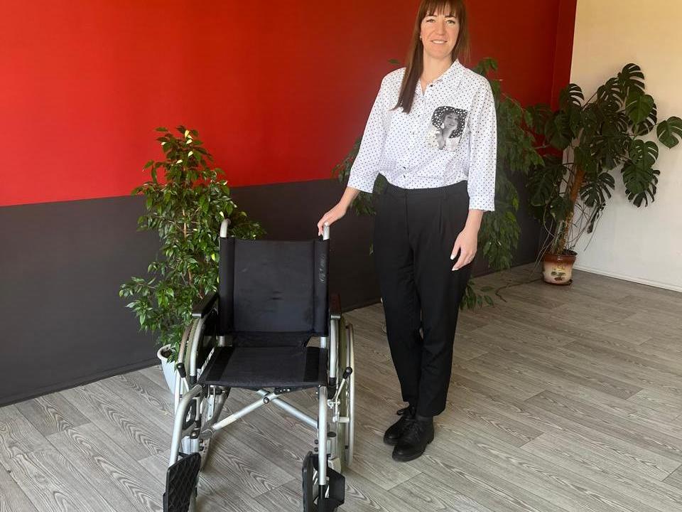 Софья Ильина проверила наличие и работоспособность инвалидной коляски в Малинской школе.1