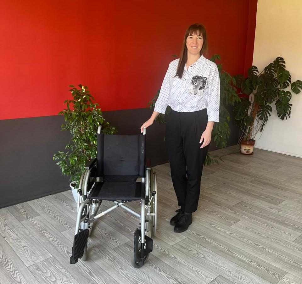Софья Ильина проверила наличие и работоспособность инвалидной коляски в Малинской школе.1
