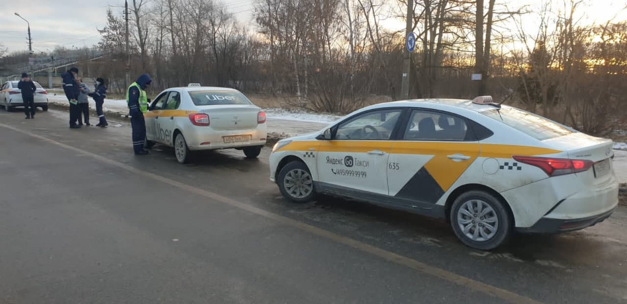 Сотрудники ГИБДД и представители УРАТК МО провели рейд по выявлению  незаконных такси / Администрация городского округа Ступино