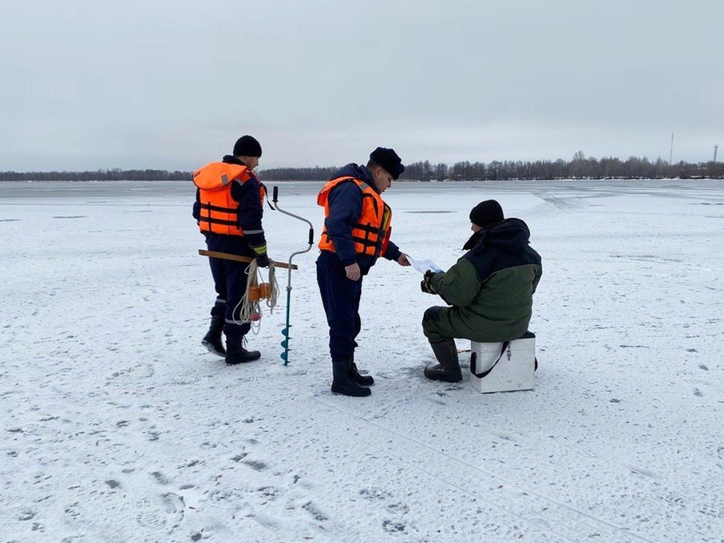 Спасатели измерили толщину льда на Оке в районе Ступино и Каширы