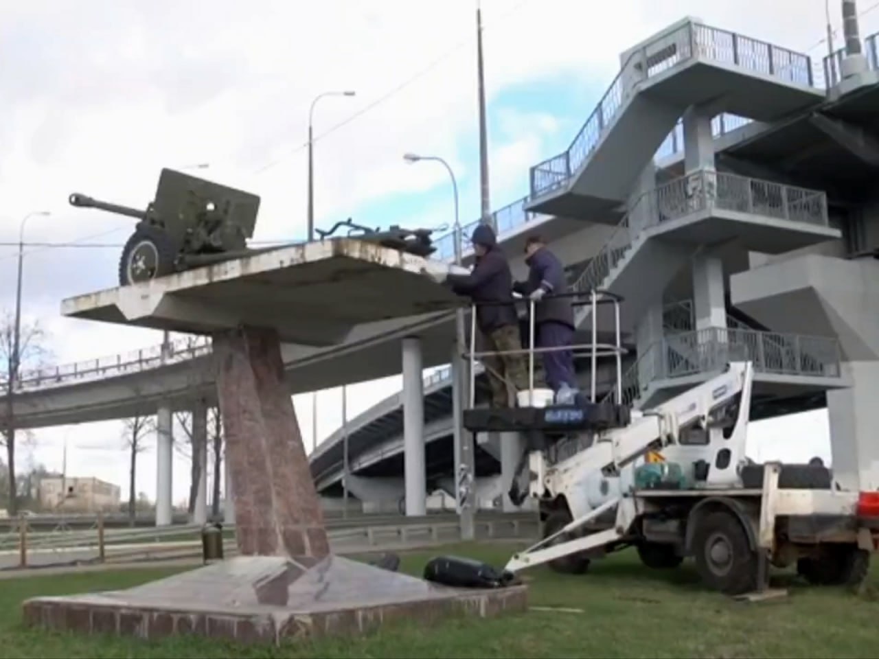 Ступинские коммунальщики приводят в порядок памятники к празднованию Дня Победы