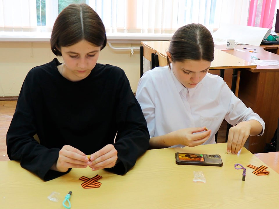 ступинские школьники изготовили броши с Георгиевской лентой
