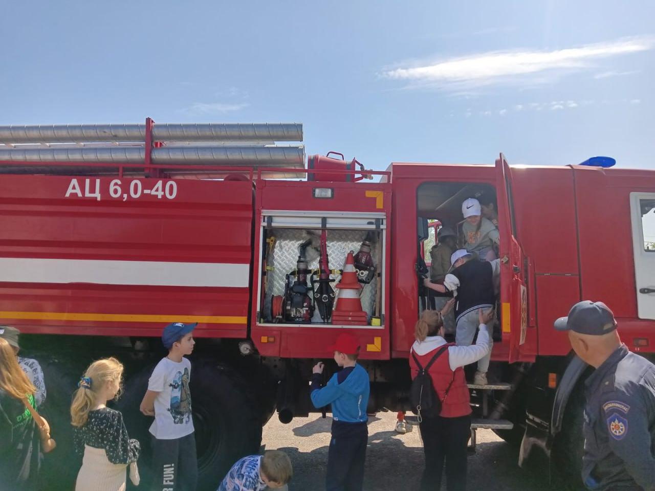 территориального управления №13  ГКУ МО «Мособлпожспас» провели урок безопасности и экскурсию по подразделению для воспитанников детского летнего лагеря села Семеновское городского округа Ступино
