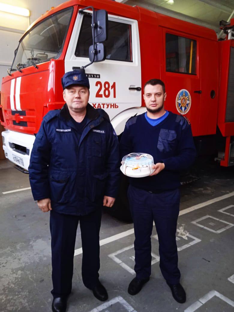 Торты подарили ступинским пожарным и спасателям, находящимся на службе в новогоднюю ночь